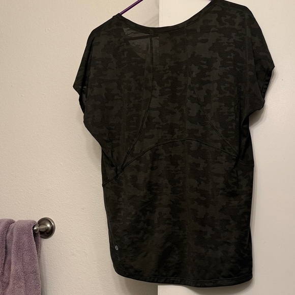 EUC Lululemon Miles Ahead Short Sleeve Top in Deep Camo Size 10 - Picture 5 of 5